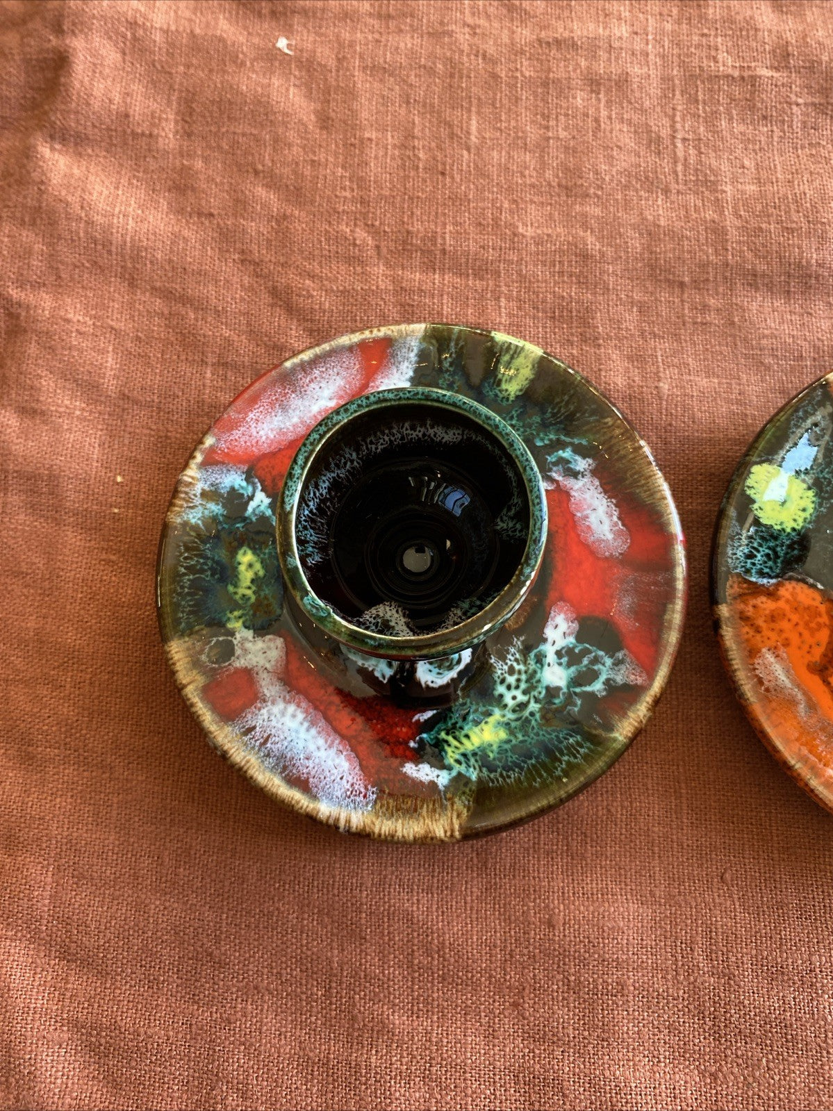 Paire de bougeoirs en céramique émaillée multicolore signés Vallauris