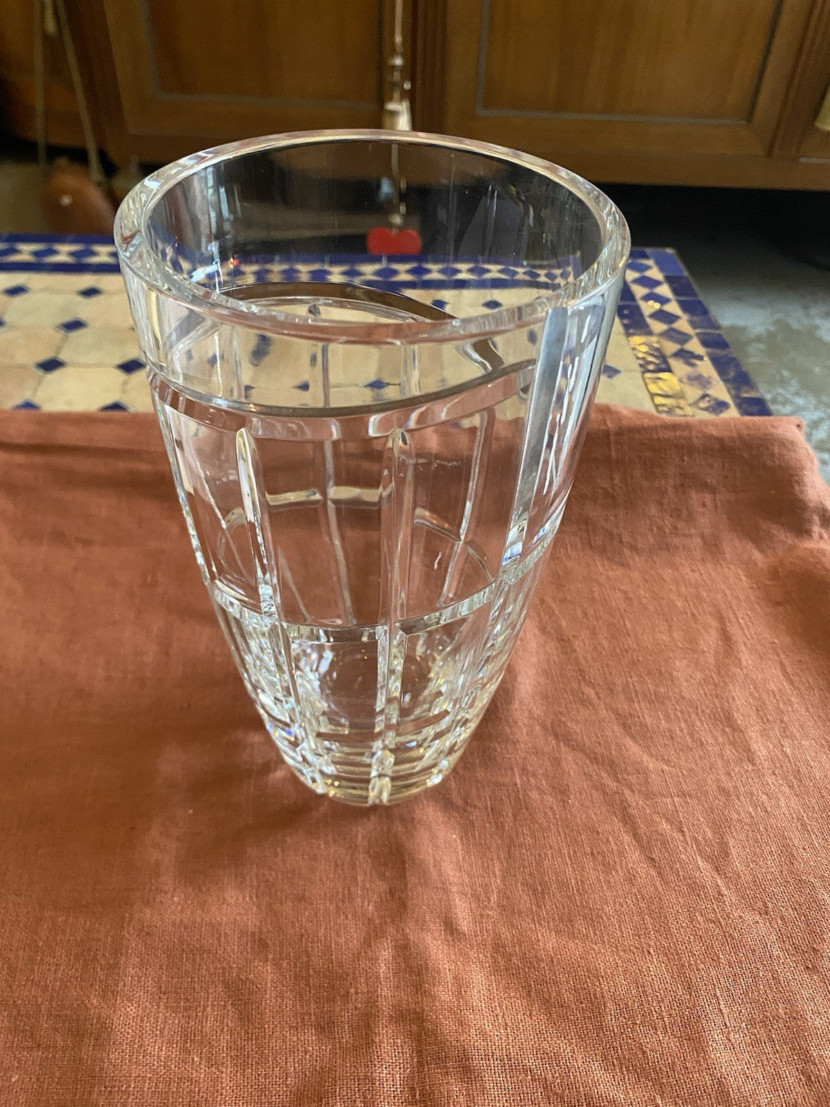 Vase en cristal taillé cylindrique vue générale