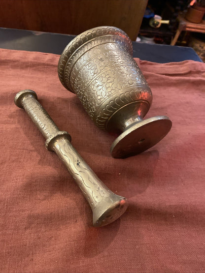 Mortier ancien en bronze massif avec pilon assorti