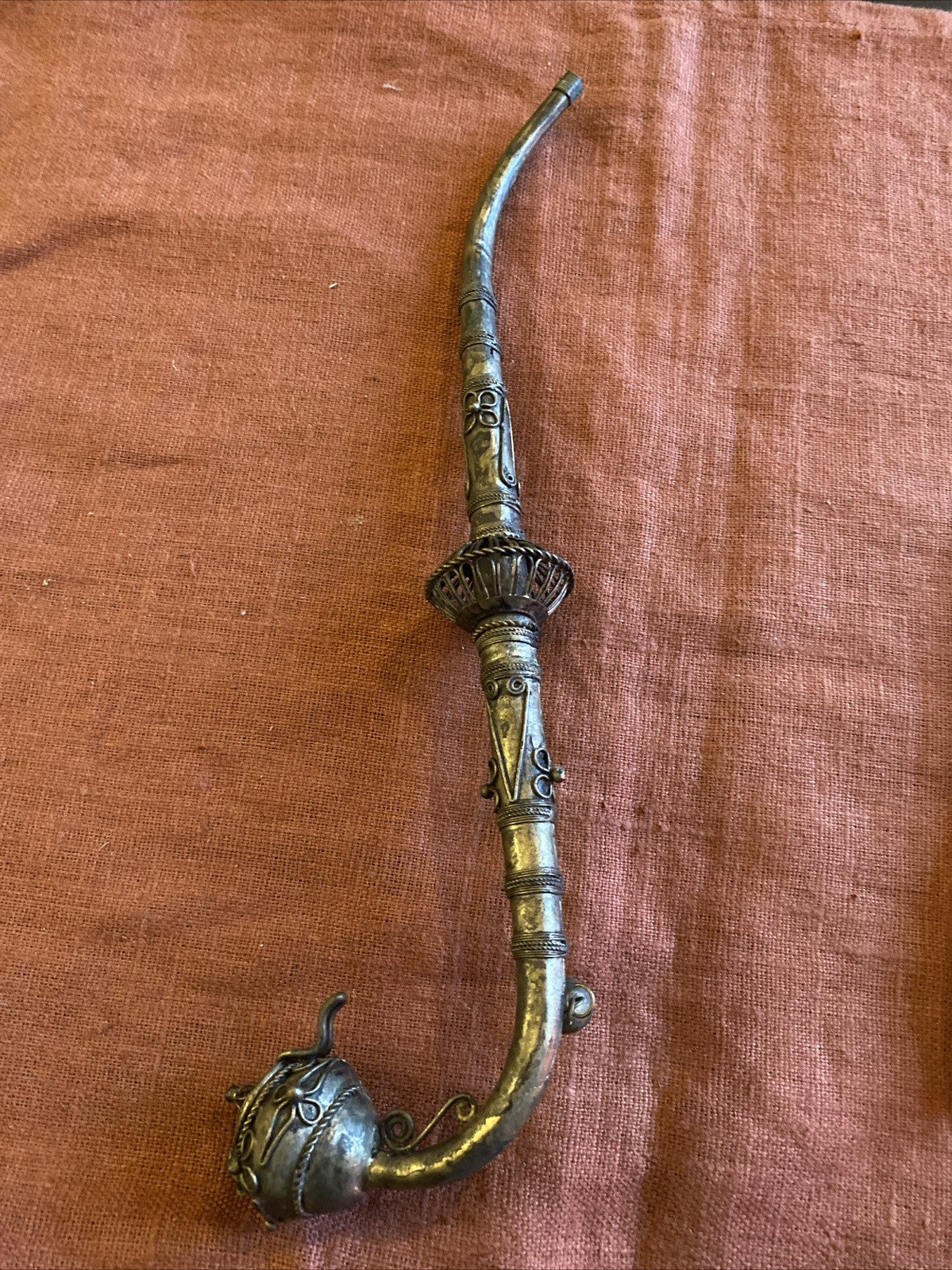 Pipe orientale ancienne en métal argenté ciselé