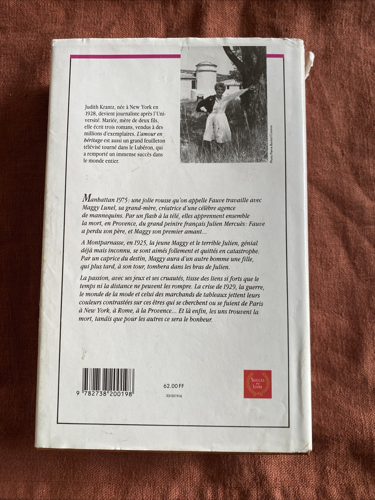 Couverture arrière de L’amour en héritage - Roman de Judith Krantz avec une image et un texte descriptif.