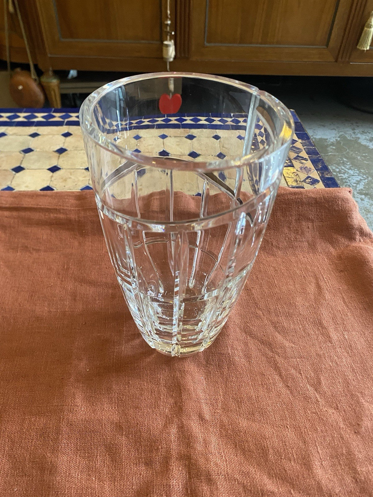 Vase en cristal taillé cylindrique vue générale