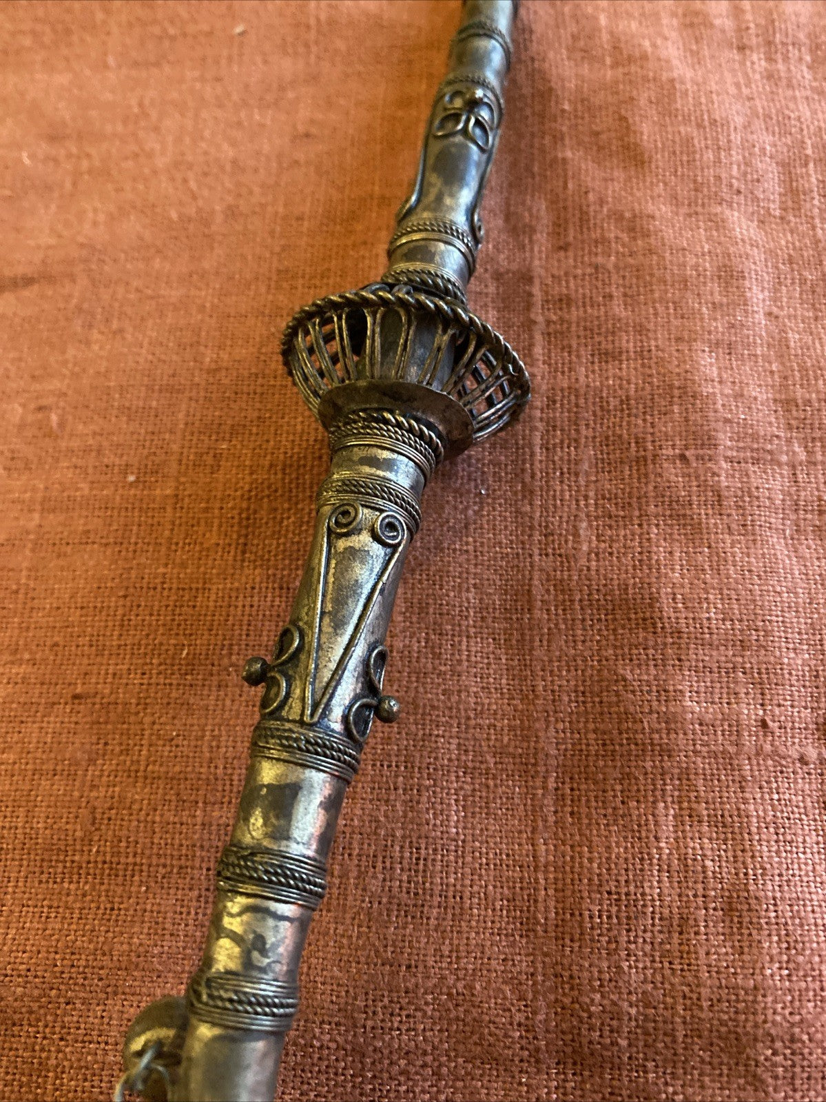 Pipe orientale ancienne en métal argenté ciselé