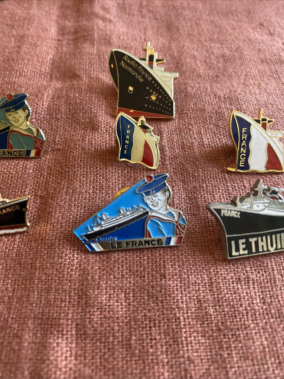 Lot de 7 pin’s paquebots français — “Le France”