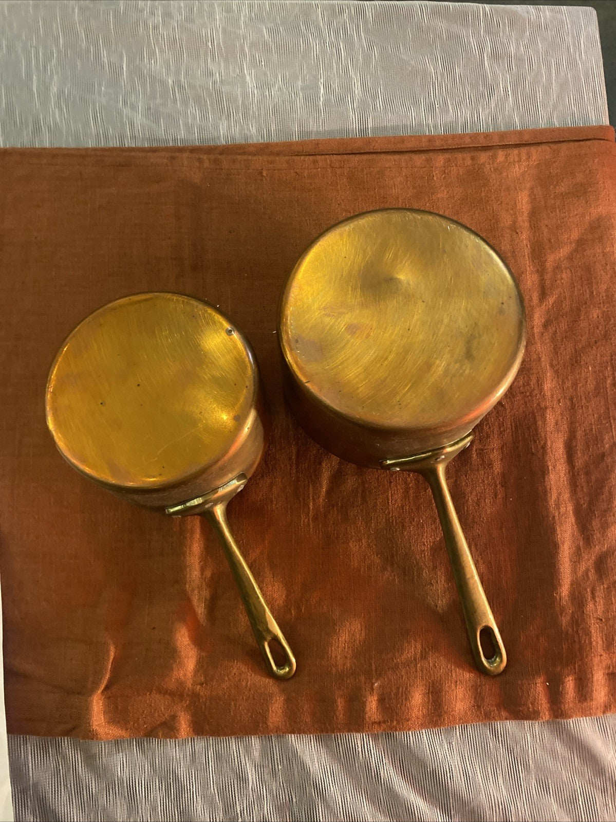 Lot de 2 casseroles anciennes en cuivre étamé – Manches en laiton – Cuisine