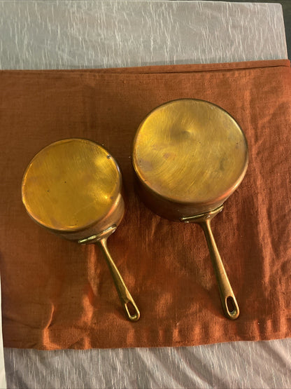 Lot de 2 casseroles anciennes en cuivre étamé – Manches en laiton – Cuisine