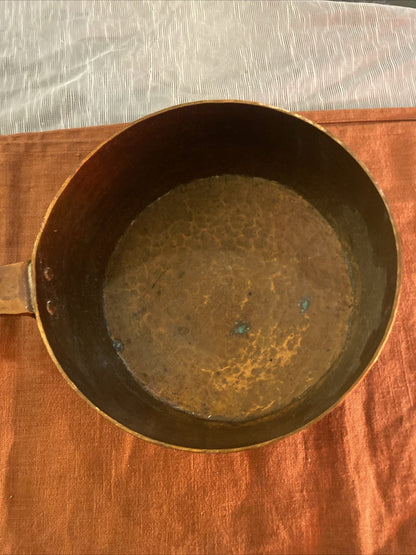 Casserole ancienne en cuivre étamé – Manche en laiton – Cuisine traditionnelle