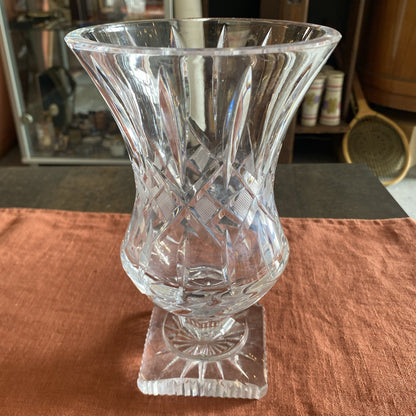 Vase en cristal taillé sur pied carré – décor géométrique – XXᵉ siècle