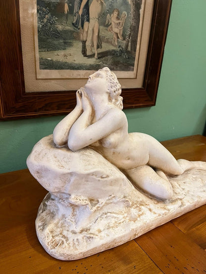 Sculpture femme nue allongée sur rocher en plâtre XXe