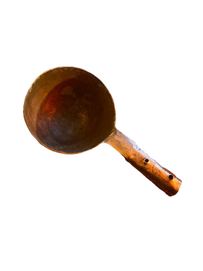 Ancienne louche en cuivre martelé avec manche riveté, artisanale et décorative, 25 cm de longueur.
