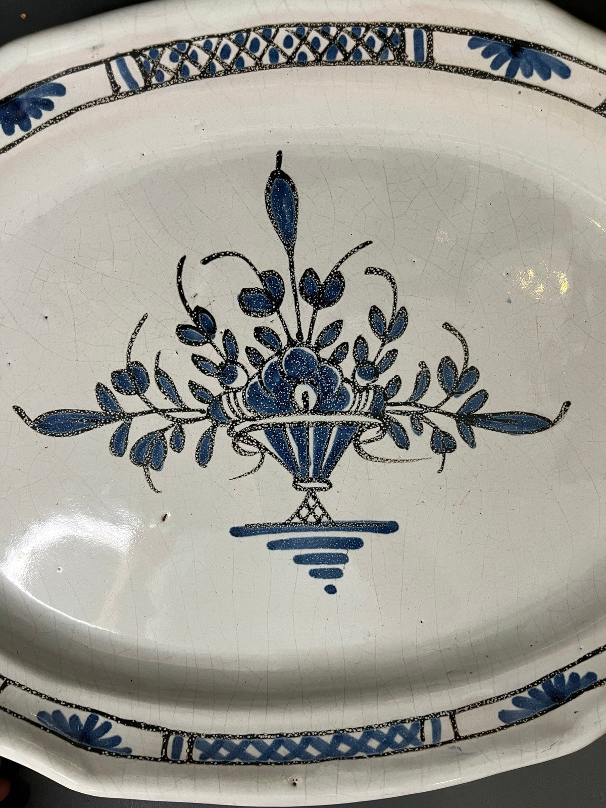 Grand plat de service en faïence ovale