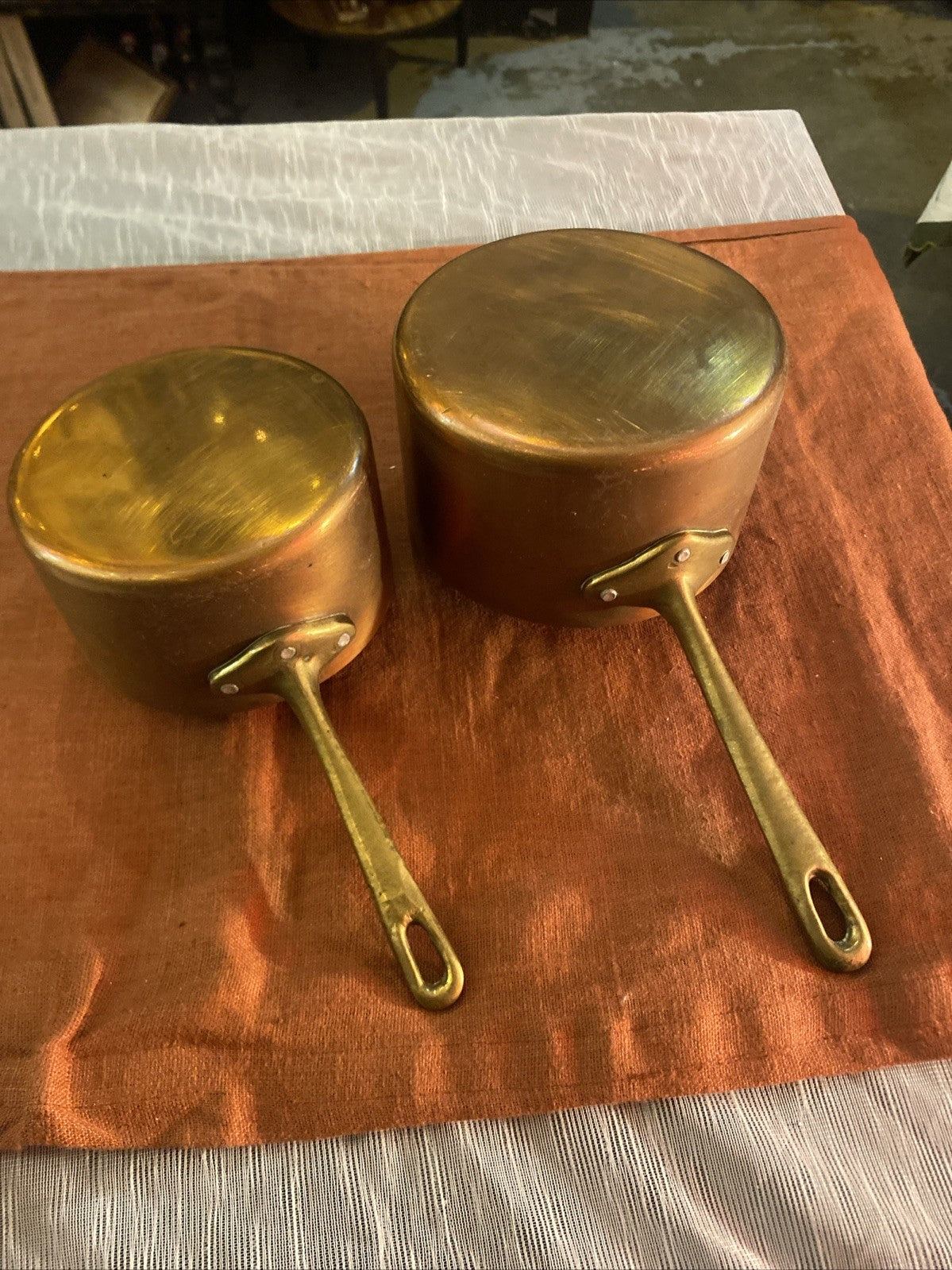 Lot de 2 casseroles anciennes en cuivre étamé – Manches en laiton – Cuisine