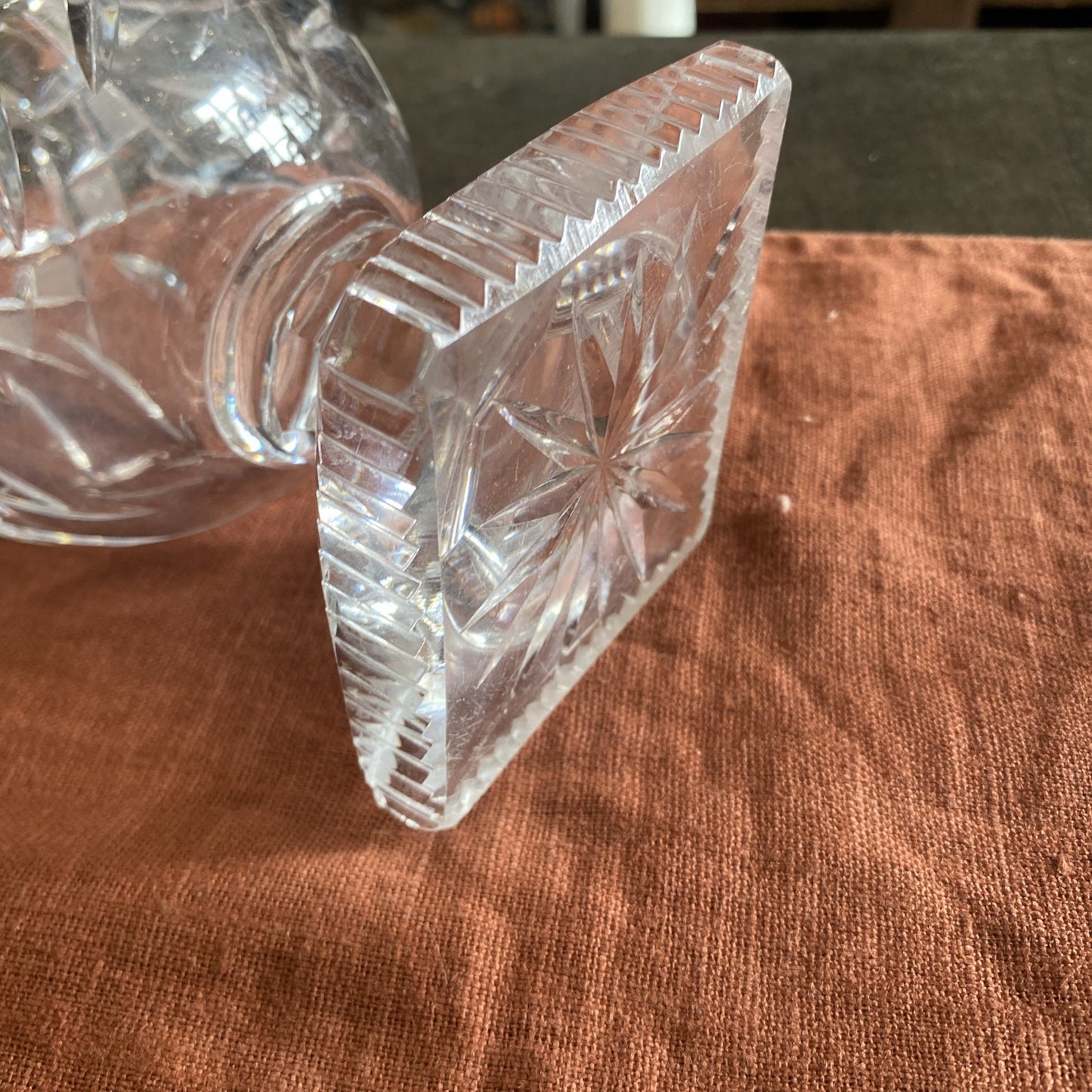Vase en cristal taillé sur pied carré – décor géométrique – XXᵉ siècle