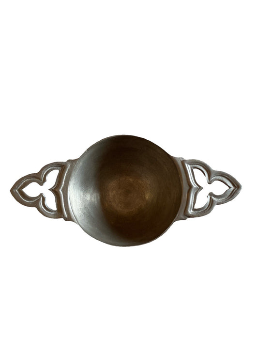 Écuelle ancienne en étain Les Étains du Manoir anses ajourées