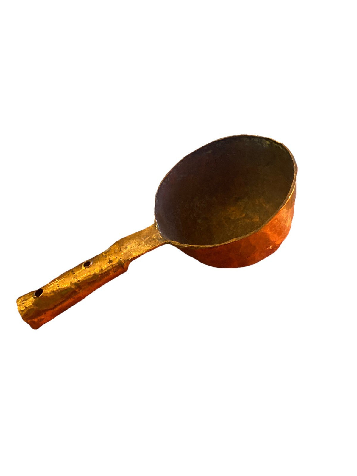 Ancienne louche en cuivre martelé avec manche riveté, artisanale et décorative.