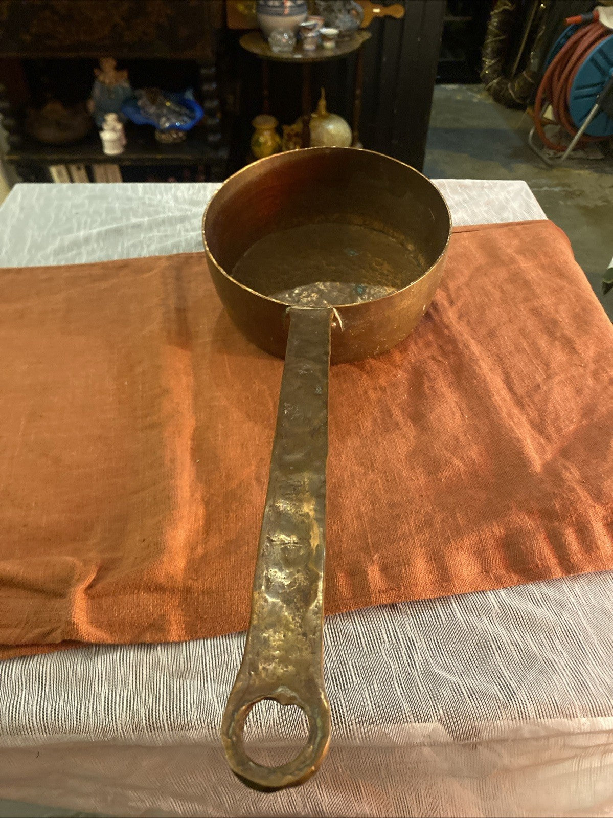 Casserole ancienne en cuivre étamé – Manche en laiton – Cuisine traditionnelle