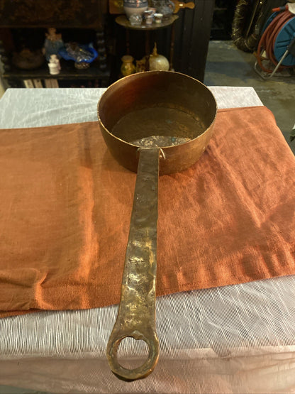 Casserole ancienne en cuivre étamé – Manche en laiton – Cuisine traditionnelle