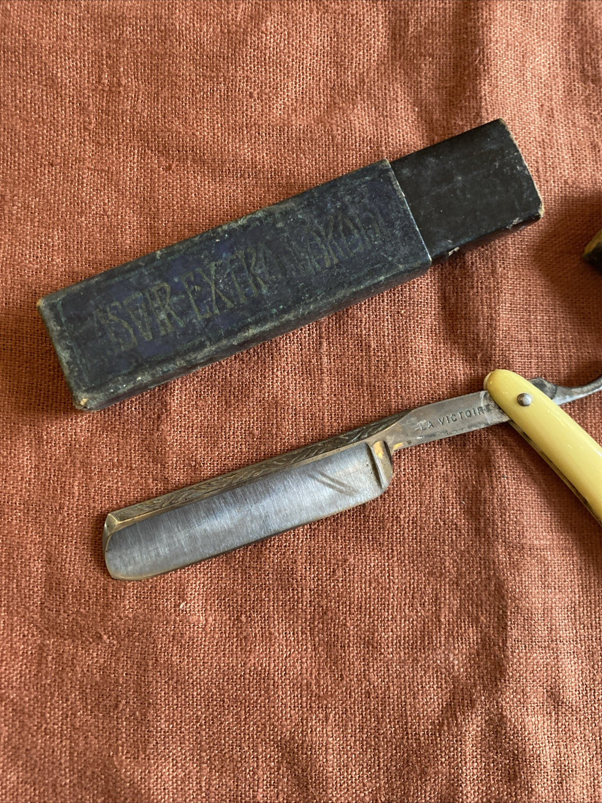 Rasoir coupe-choux ancien “La Victoire”, manche ivoirine, avec étui