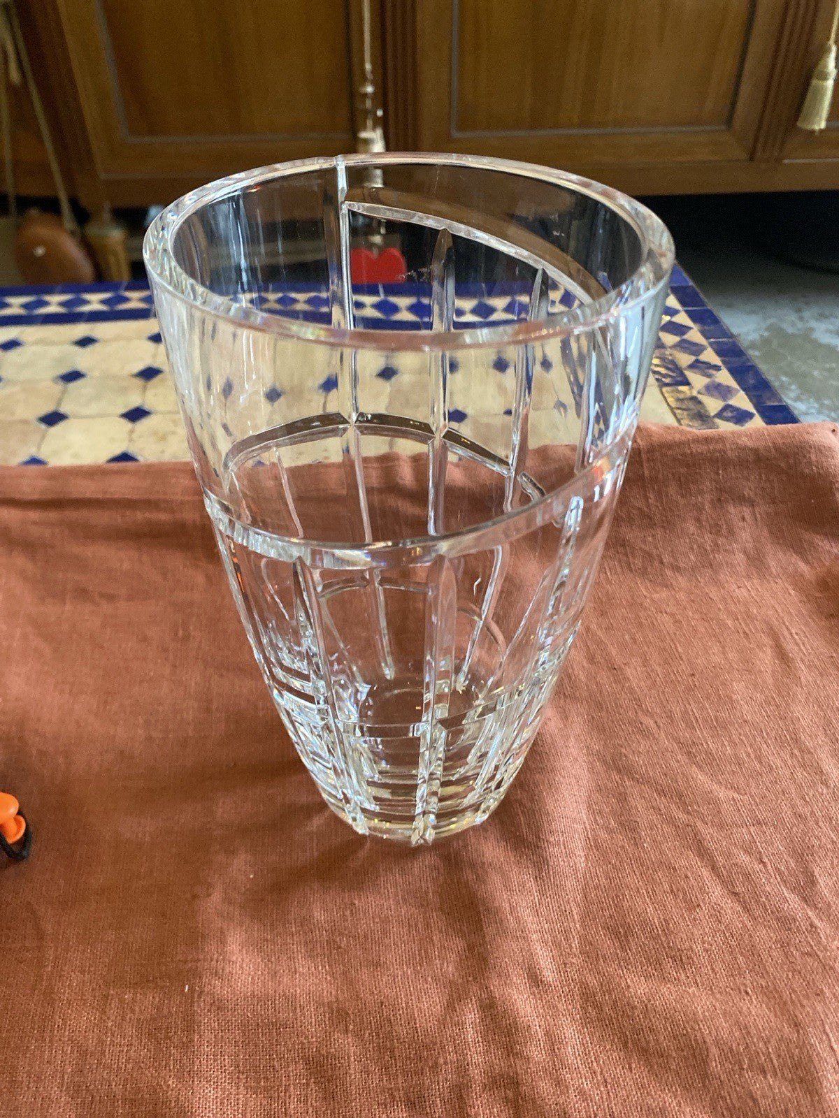 Vase en cristal taillé cylindrique vue générale