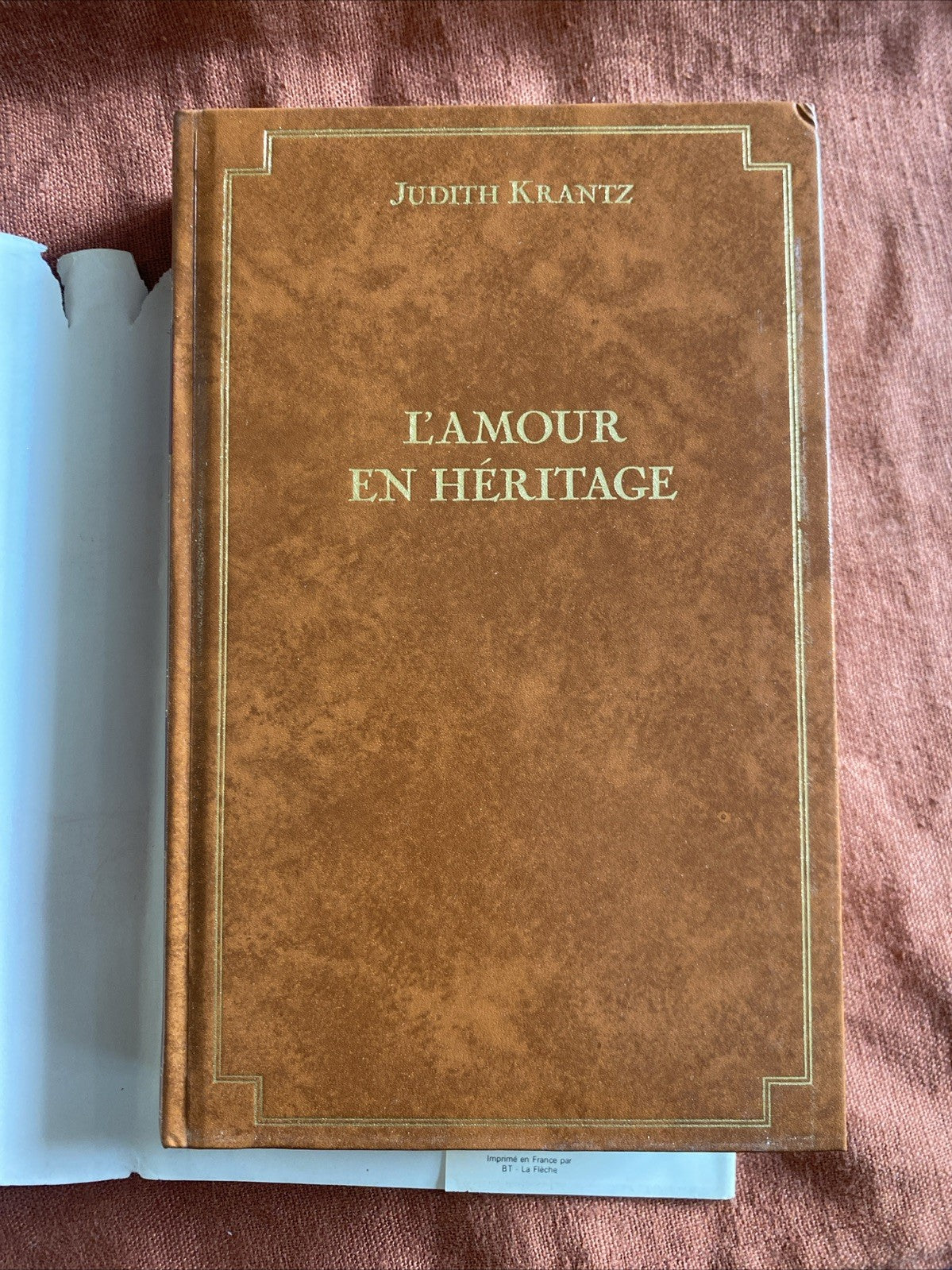 Couverture du livre L’amour en héritage de Judith Krantz, édition brochée grand public.