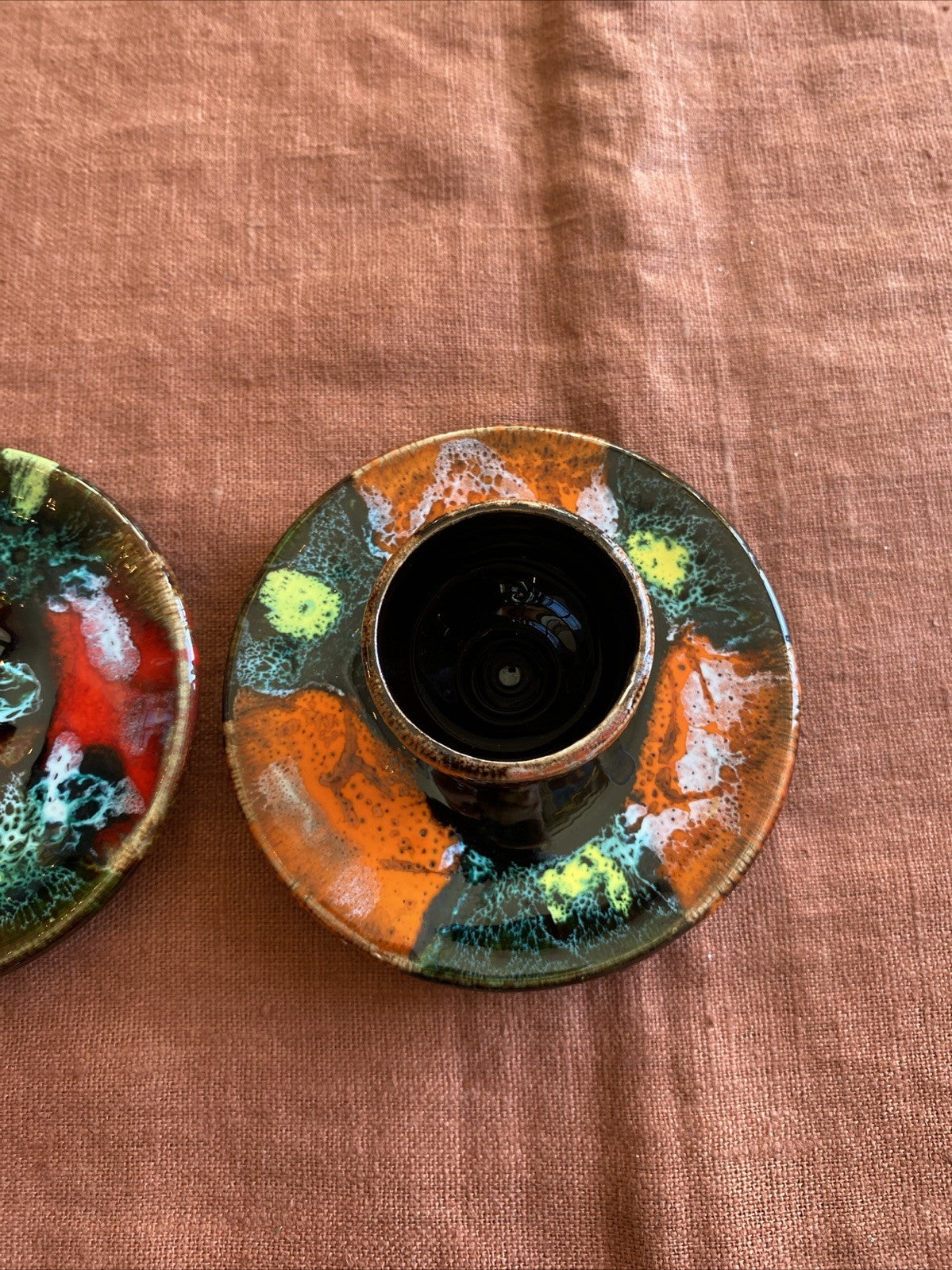 Paire de bougeoirs en céramique émaillée multicolore signés Vallauris