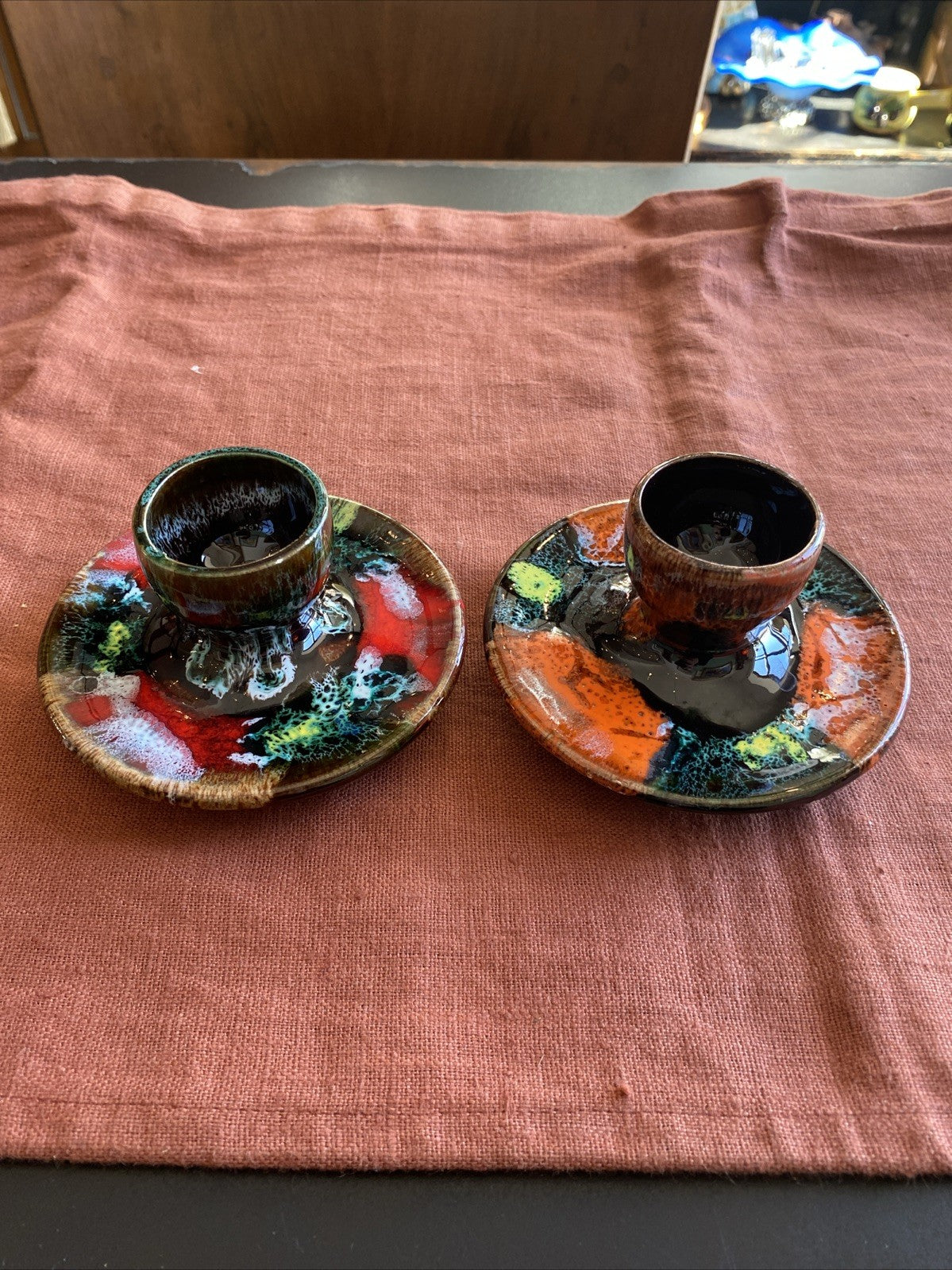 Paire de bougeoirs en céramique émaillée multicolore signés Vallauris