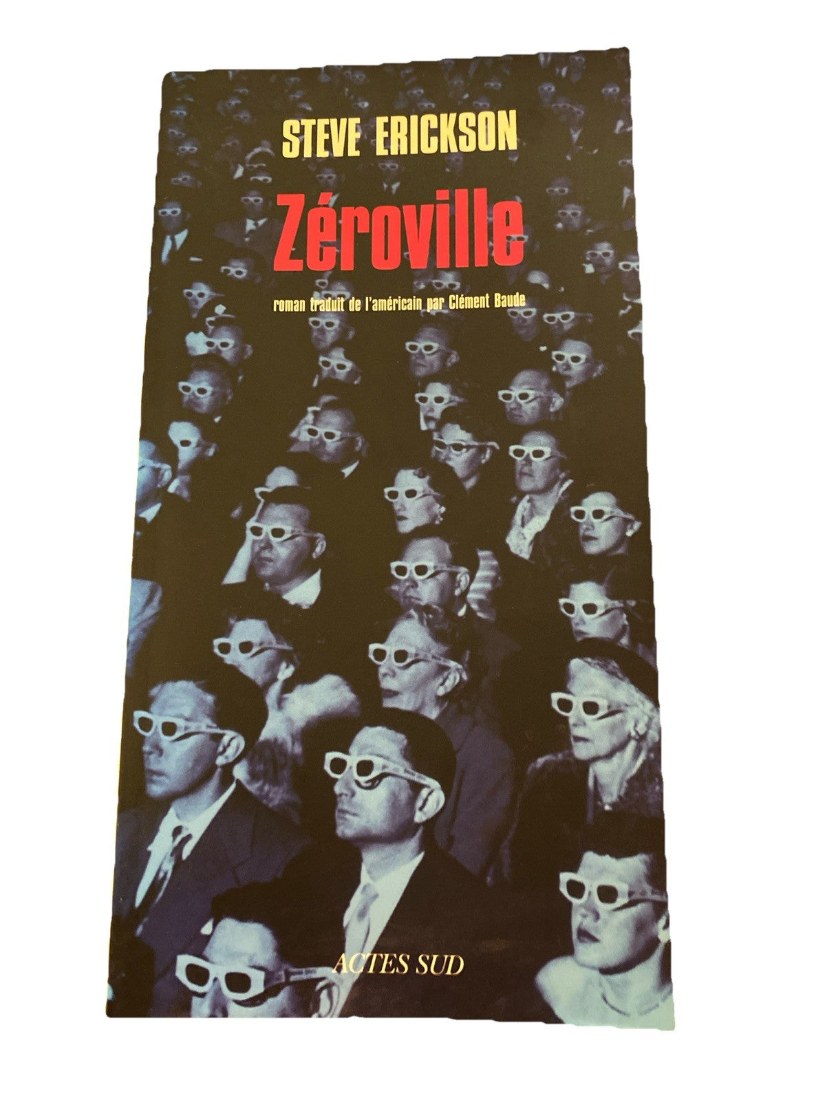 Couverture du livre Zeroville de Steve Erickson, publié par Actes Sud, avec des spectateurs portant des lunettes de cinéma.