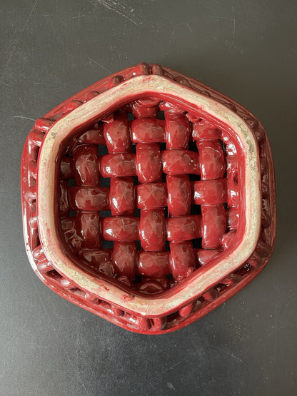 Panier tressé Vallauris en céramique rouge vintage