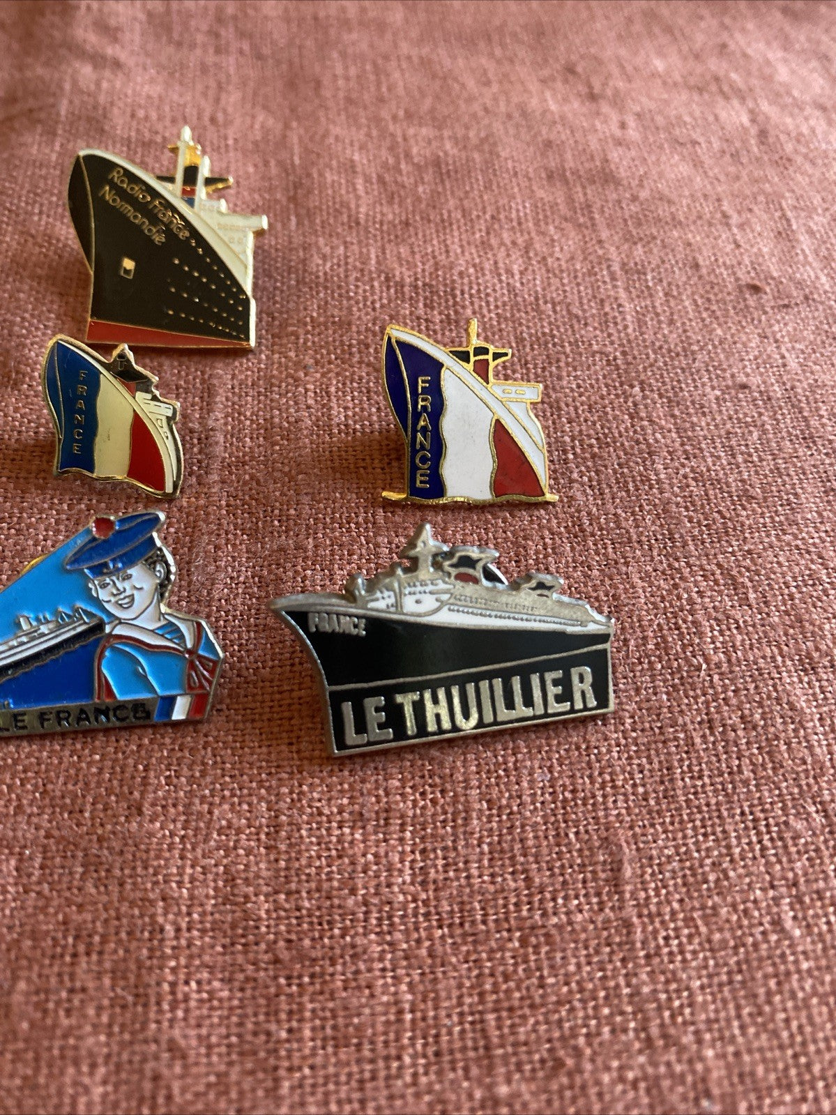 Lot de 7 pin’s paquebots français — “Le France”