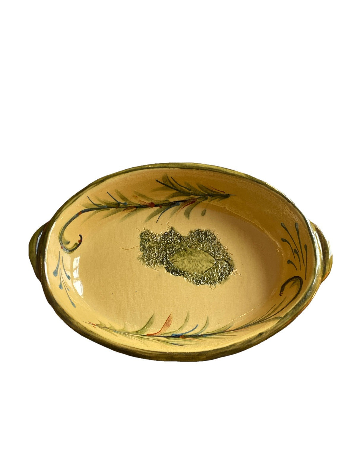 Plat ovale ancien en céramique avec décor végétal et finition artisanale, idéal pour la décoration ou le service.