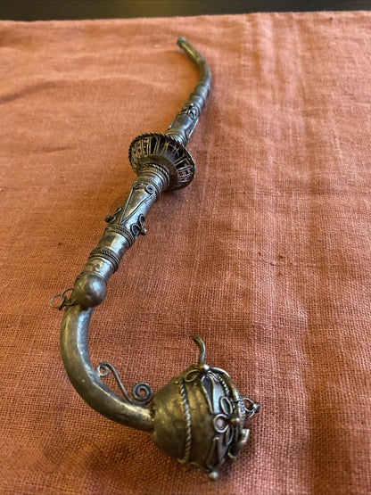 Pipe orientale ancienne en métal argenté ciselé