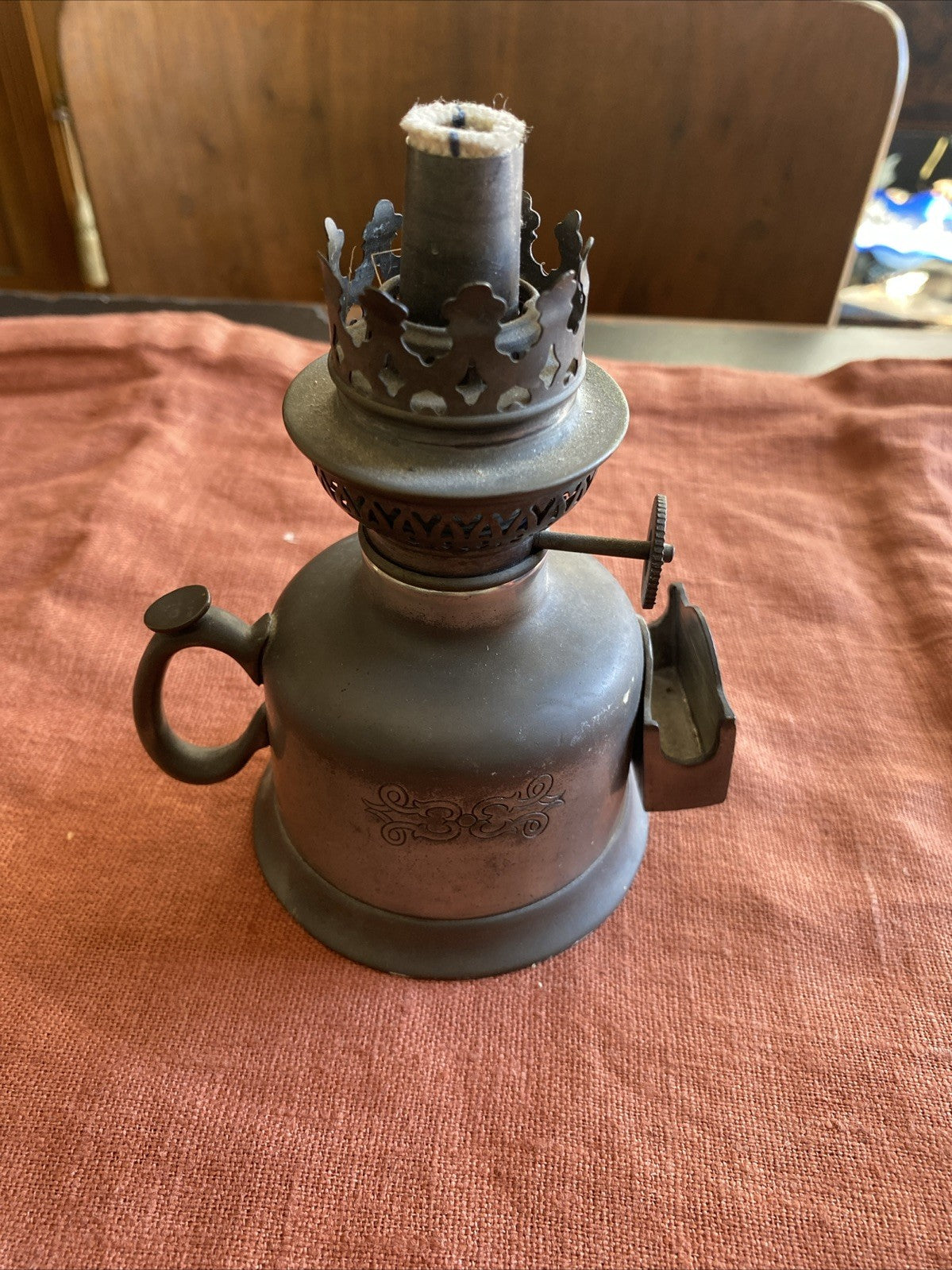 Petite lampe à pétrole ancienne en métal étamé Poinçon Sur La Base Arrière