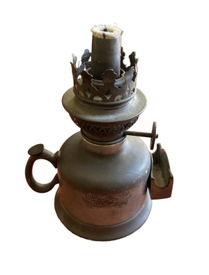 Petite lampe à pétrole ancienne en métal étamé Poinçon Sur La Base Arrière