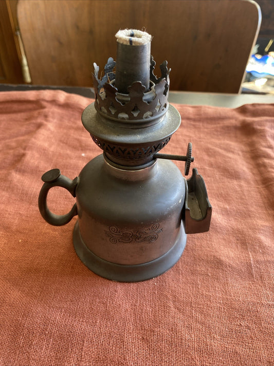 Petite lampe à pétrole ancienne en métal étamé Poinçon Sur La Base Arrière
