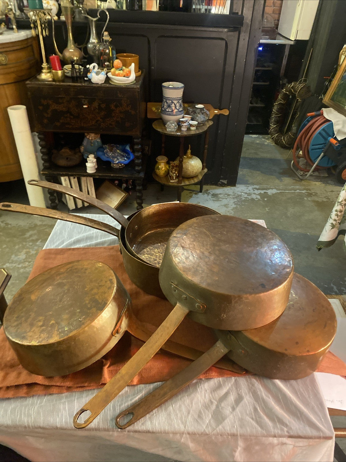 Lot de 5 casseroles anciennes en cuivre étamé – Ensemble gigogne – Cuisine