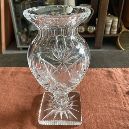 Vase en cristal taillé à décor d’étoiles et palmettes – XXᵉ siècle