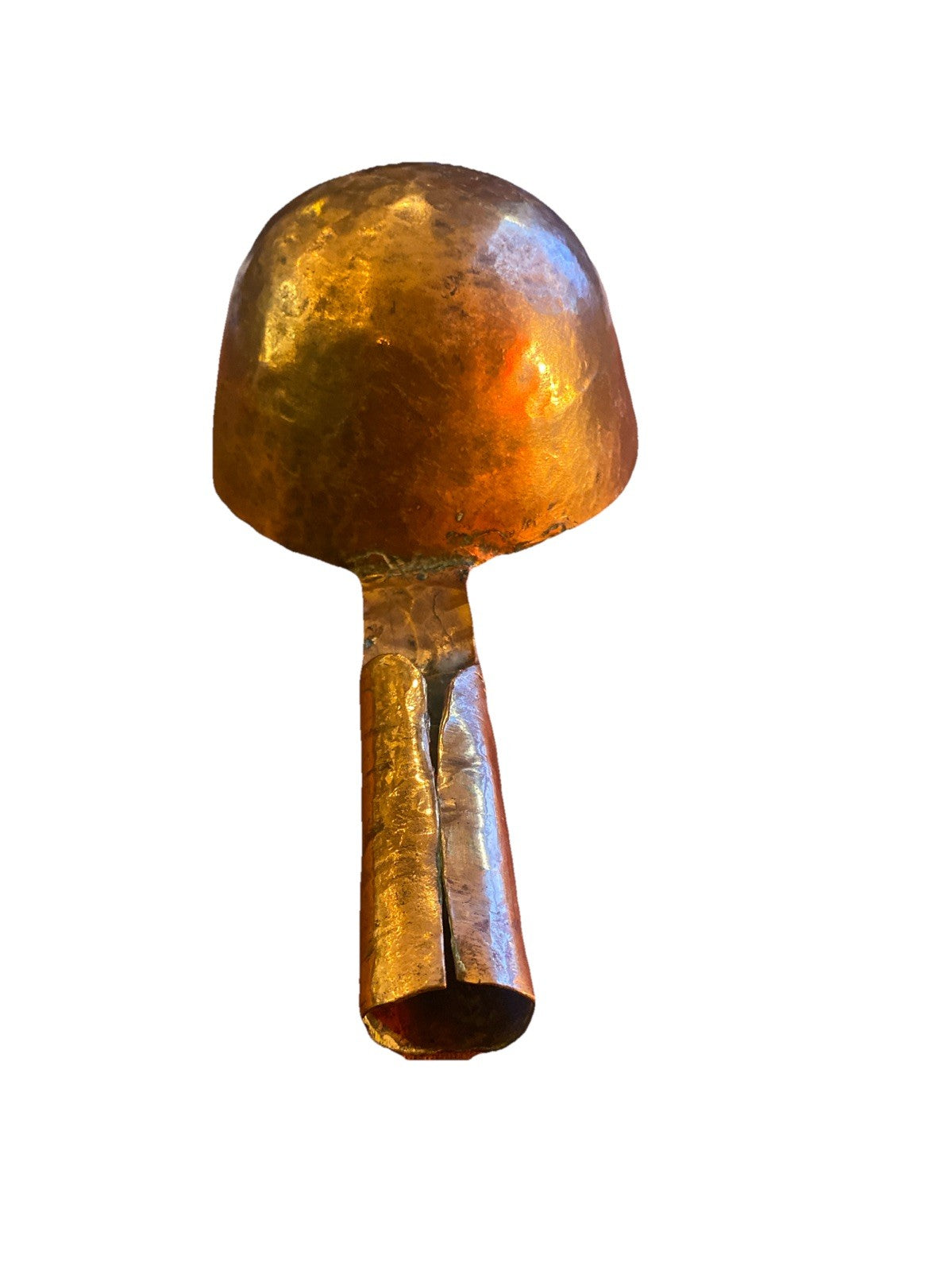Ancienne louche en cuivre martelé, ustensile de cuisine artisanal avec belle patine.