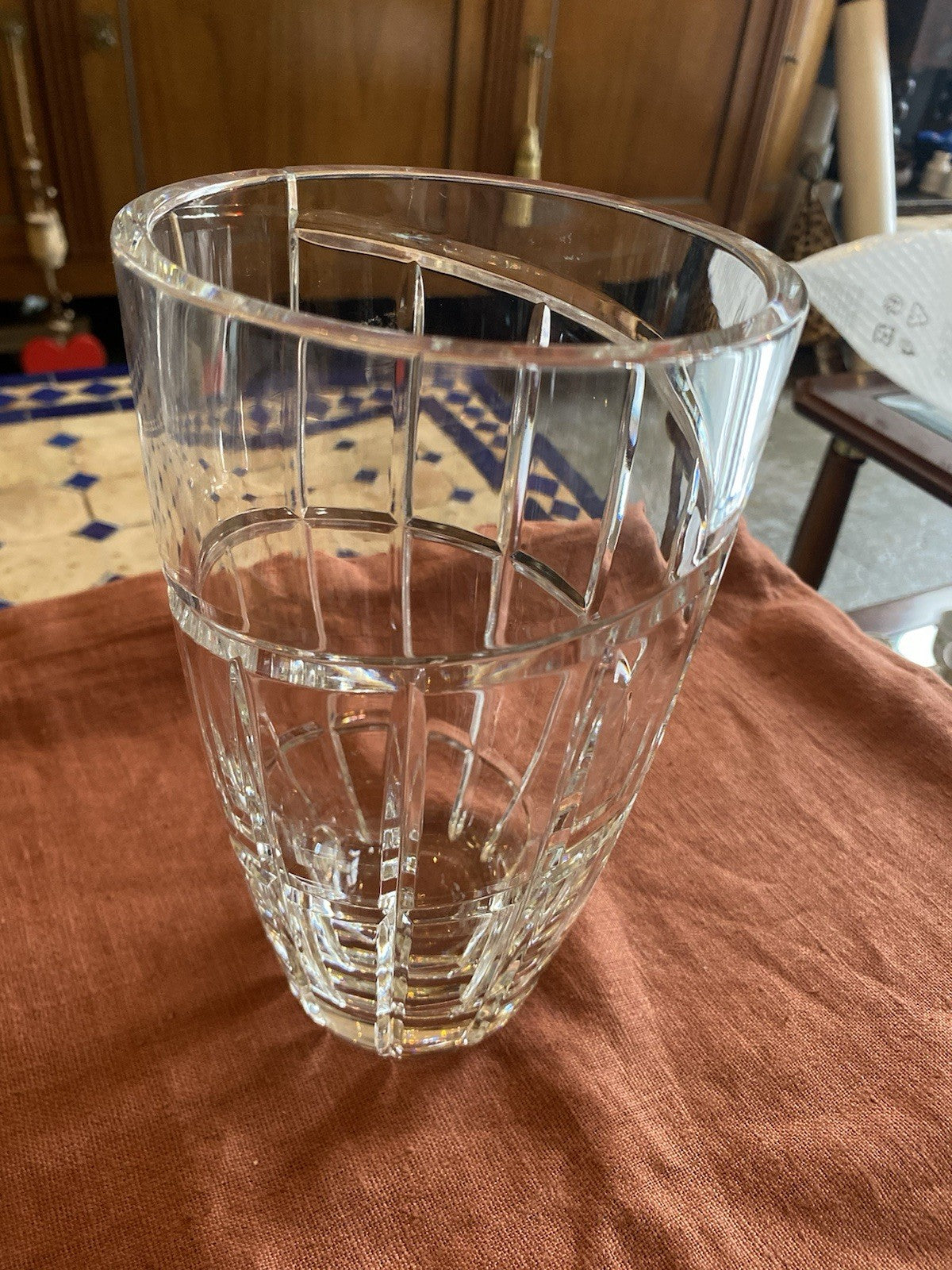 Vase en cristal taillé cylindrique vue générale