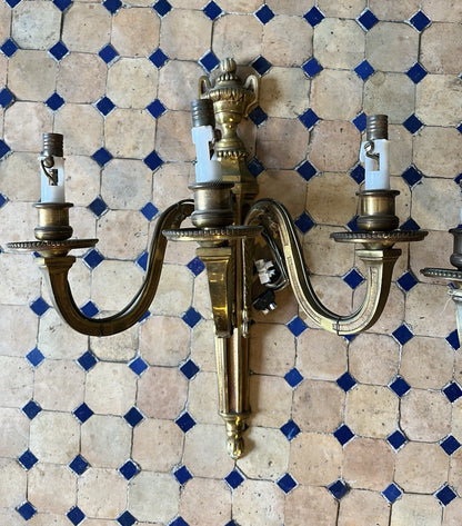 Paire d’appliques en bronze style Louis XVI décor bronze