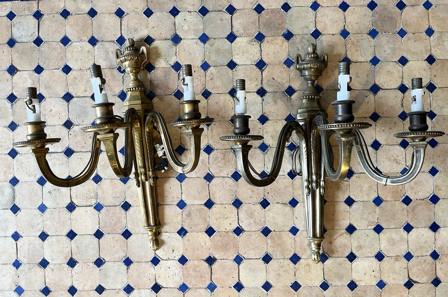 Paire d’appliques en bronze style Louis XVI fixation murale