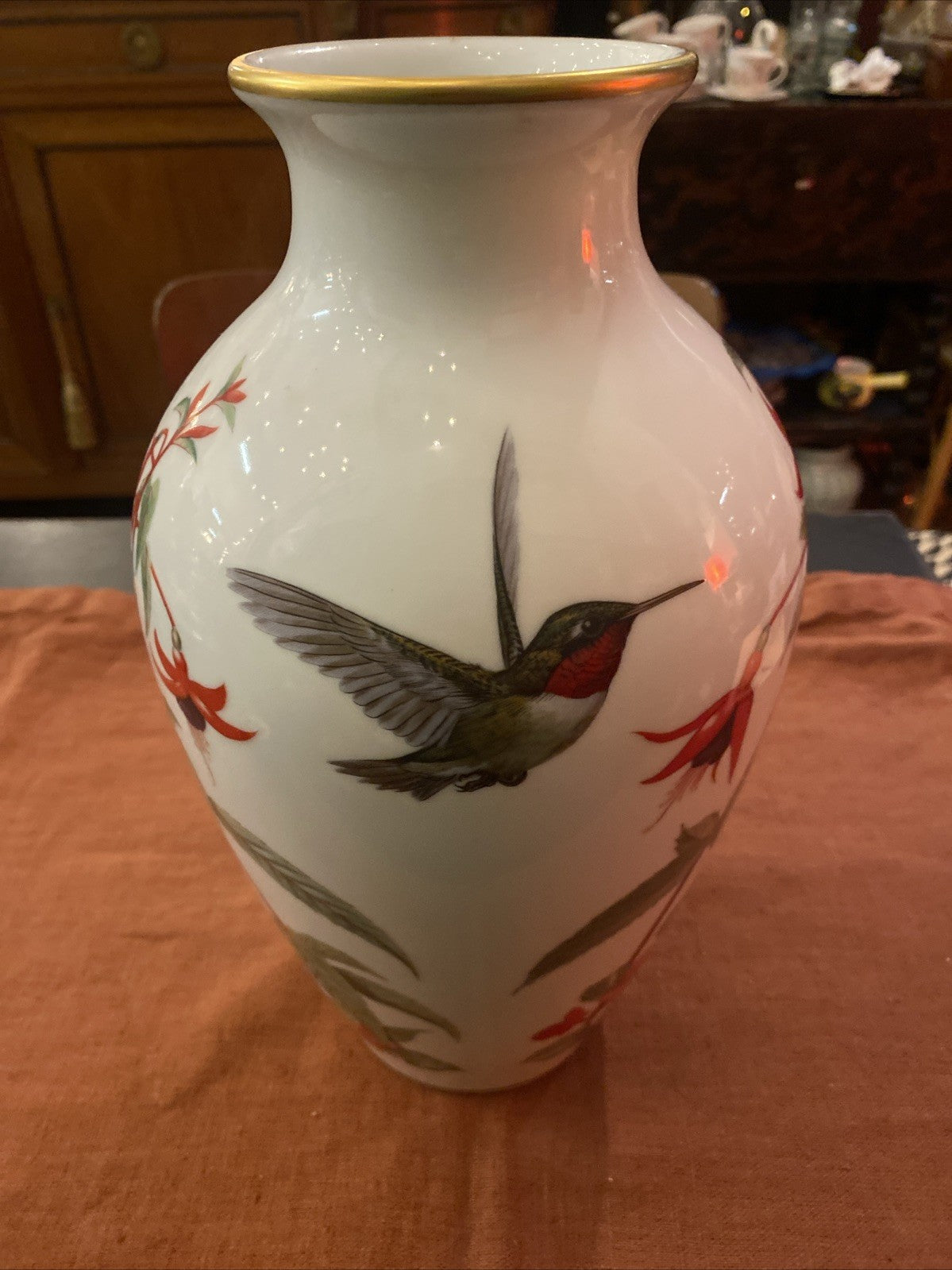 Vase édition limitée Franklin Porcelain – “The Garden Bird Vase”
