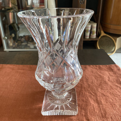 Vase en cristal taillé sur pied carré – décor géométrique – XXᵉ siècle