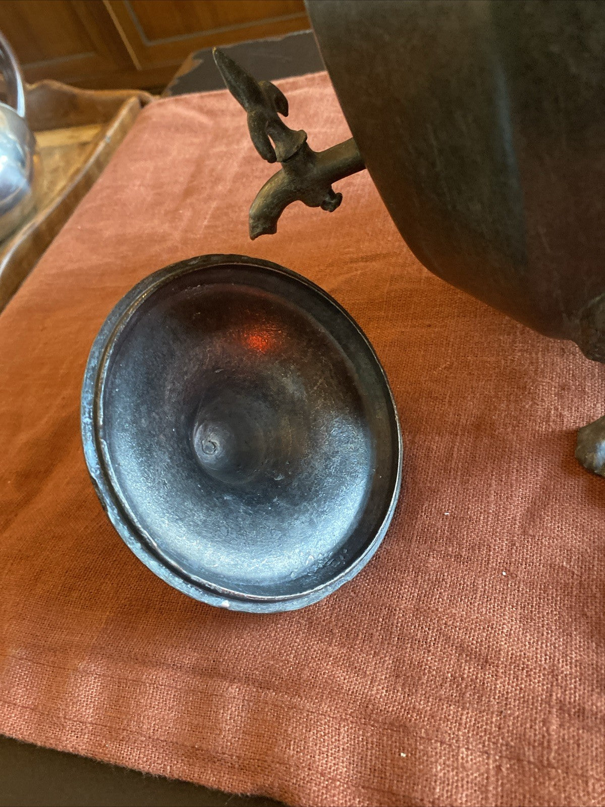 Verseuse Fontaine Décorative En Étain Massif Poinçons Lys Fin XIX Début XX Ème.