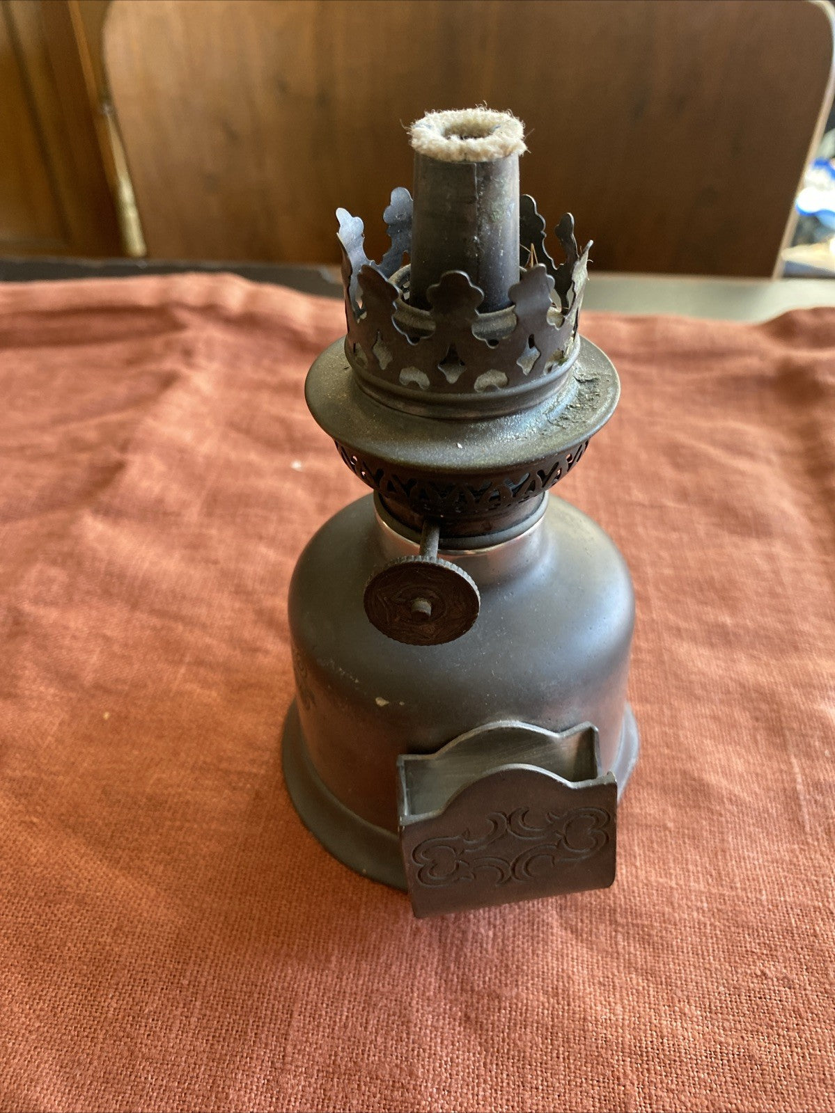 Petite lampe à pétrole ancienne en métal étamé Poinçon Sur La Base Arrière