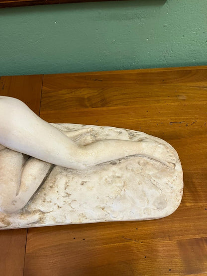 Sculpture femme nue allongée sur rocher en plâtre XXe
