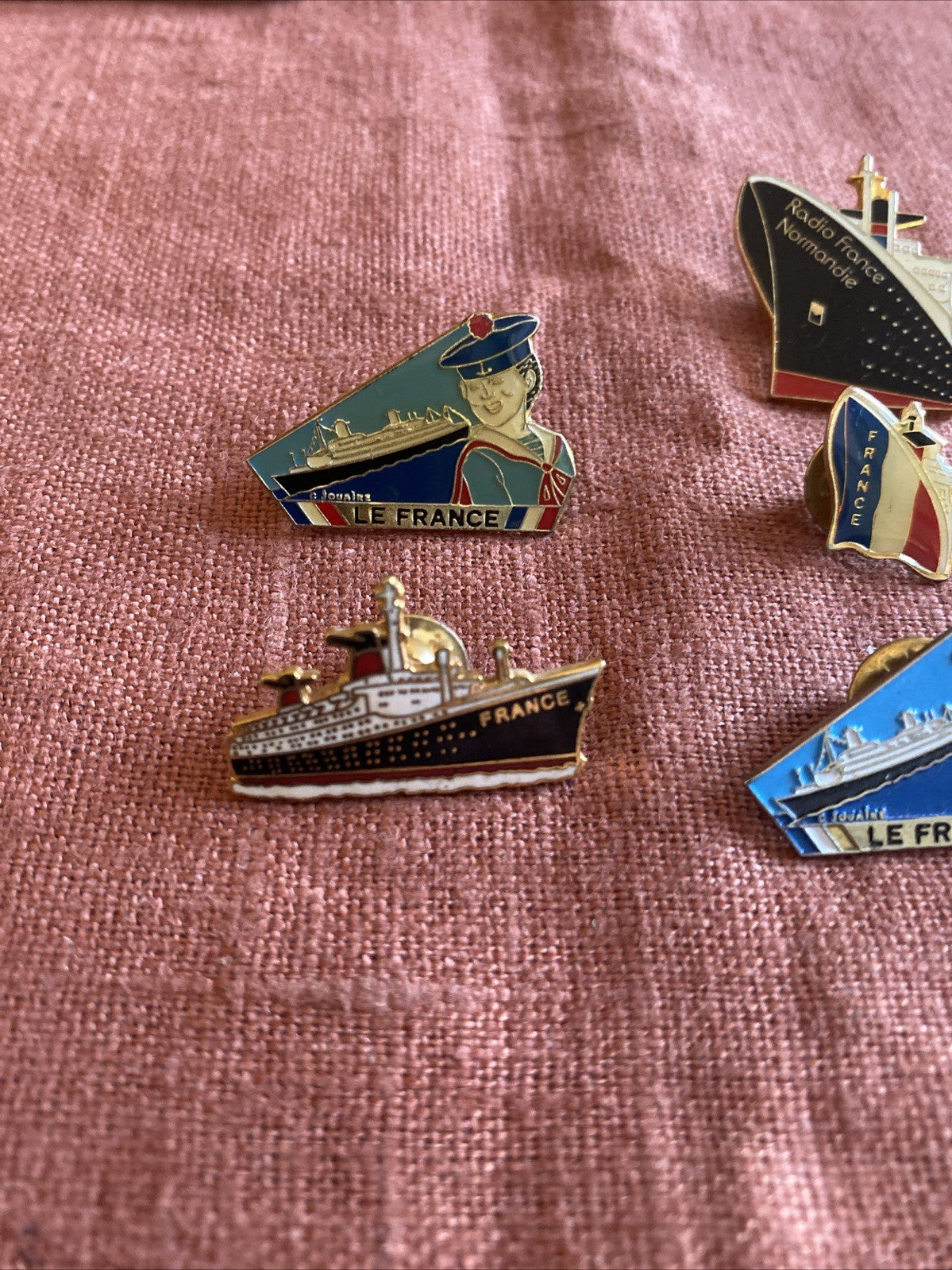 Lot de 7 pin’s paquebots français — “Le France”