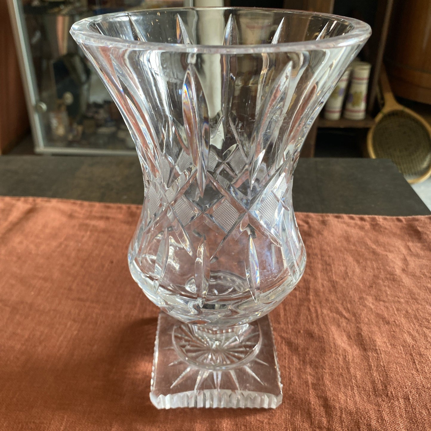 Vase en cristal taillé sur pied carré – décor géométrique – XXᵉ siècle