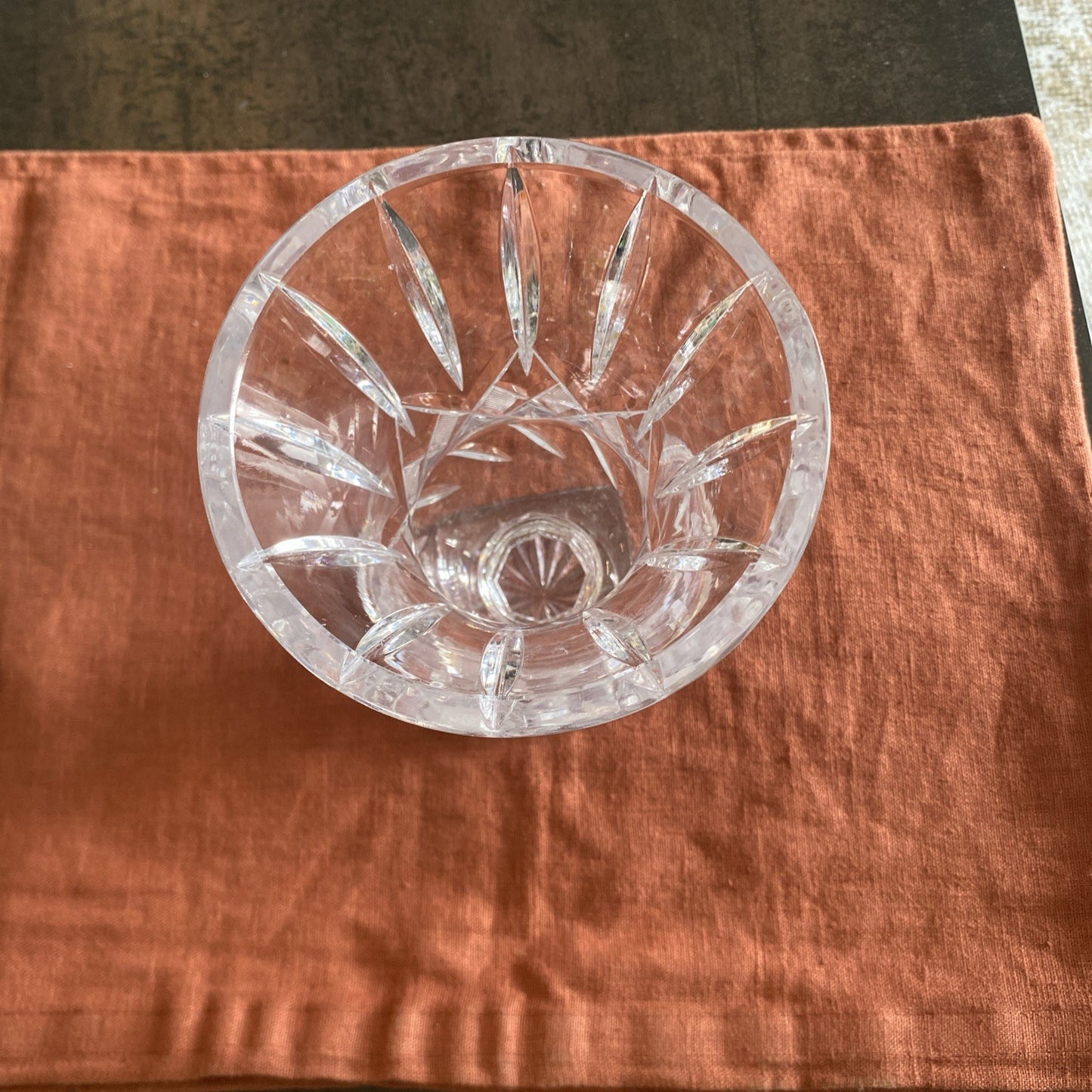 Vase en cristal taillé sur pied carré – décor géométrique – XXᵉ siècle