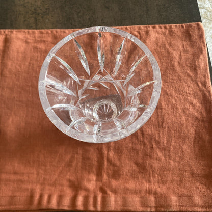 Vase en cristal taillé sur pied carré – décor géométrique – XXᵉ siècle