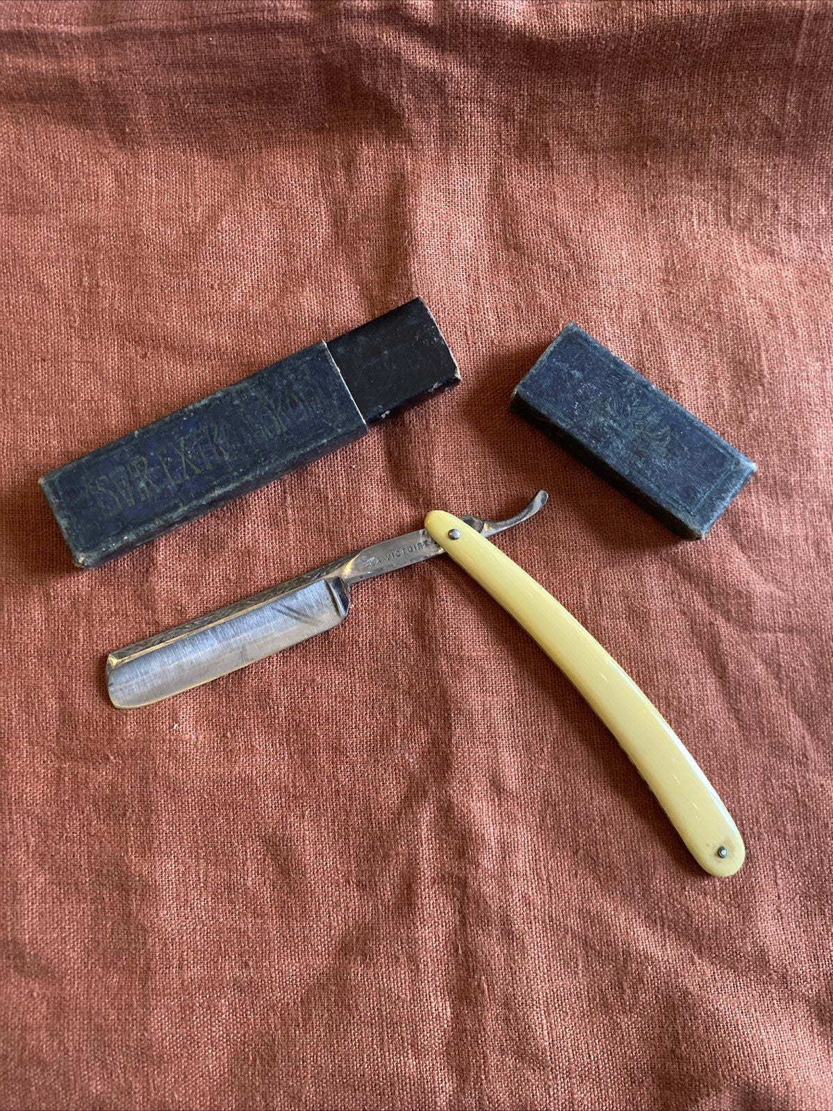 Rasoir coupe-choux ancien “La Victoire”, manche ivoirine, avec étui